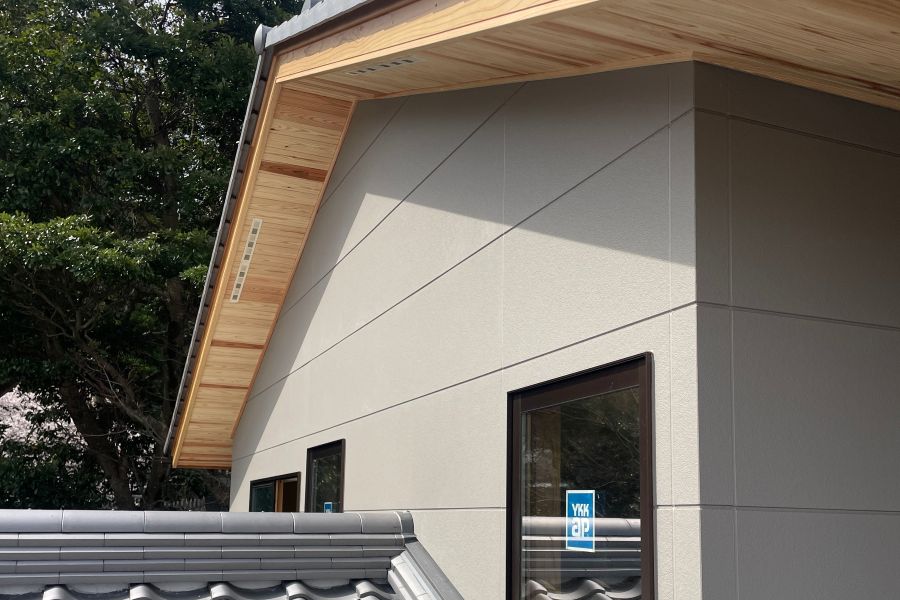 板張り軒天の2階部分外観
